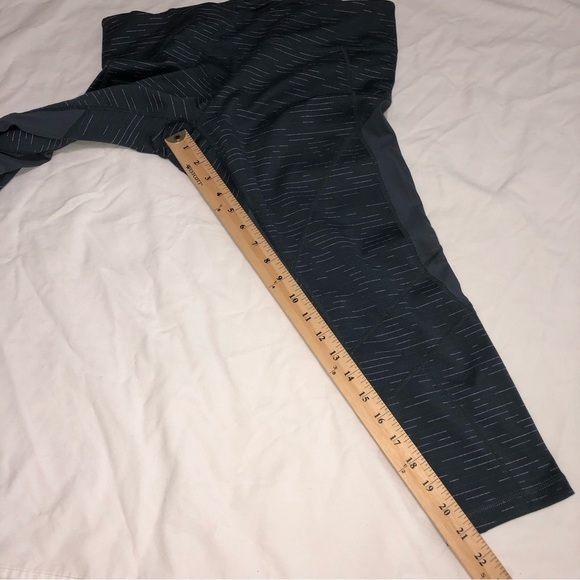 Zella Capri Leggings Size L Gray Purple Mesh Mid Rise Workout Athletic Yoga - Picture 8 of 9